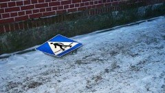 NASTOLATKI PRZEWRACAŁY ZNAKI DROGOWE W MALBORKU – 03.03.2014
