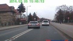 O KROK OD TRAGEDII. AUDI WYPRZEDZA NA PODWÓJNEJ CIĄGŁEJ I SKRZYŻOWANIU NA DE GAULLEA W MALBORKU - 06.03.2014