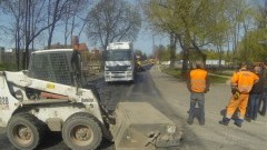 TRWA WYLEWANIE ASFALTU NA SIERAKOWSKICH W MALBORKU. UWAGA! UTRUDNIENIA W RUCHU - 17.04.2014