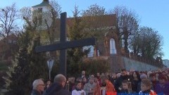 PONTYFIKAT I ŻYCIE JANA PAWŁA II. TEMATEM DROGI KRZYŻOWEJ ULICAMI DZIERZGONIA – 16.04.2014