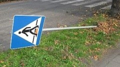 ZNISZCZONE ZNAKI DROGOWE NA ULICY MICKIEWICZA W SZTUMIE – 04.07.2014