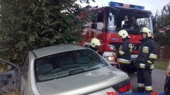 RENAULT CLASSIC UDERZYŁO W DRZEWO NA TRASIE DZIERZGOŃ – STARE MIASTO. KIEROWCA TRAFIŁ DO SZPITALA – 15.07.2014