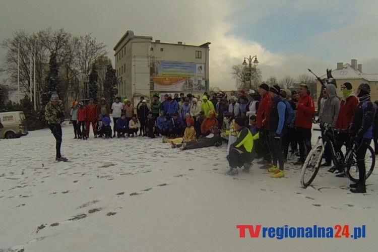 BIEGAJĄCY PRZEBIERAŃCY NA ULICACH MALBORKA. BIEG SYLWESTROWY 2014 -&#8230;