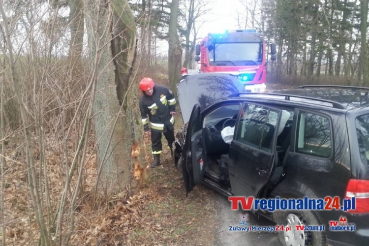 KIERUJĄCY LAWETĄ ZEPCHNĄŁ AUTO NA DRZEWO. KOBIETA W SZPITALU. WYPADEK&#8230;