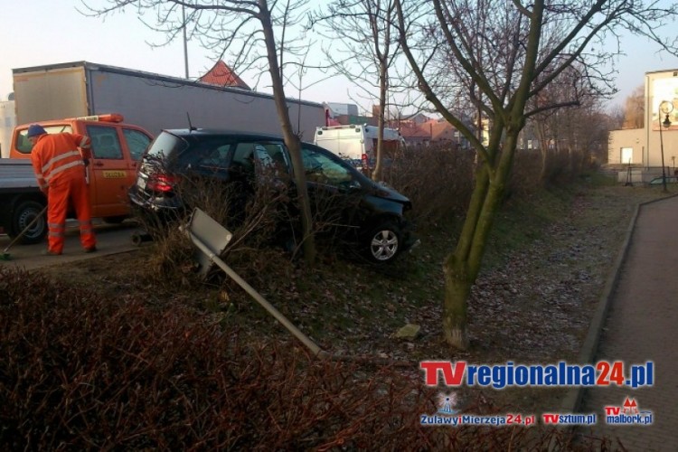 MERCEDES "SKASOWAŁ" SYGNALIZACJĘ ŚWIETLNĄ. KOLIZJA NA RODŁA W MALBORKU&#8230;