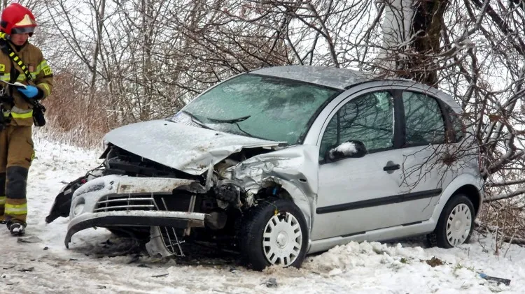 Gmina Lichnowy. Dwie osoby w szpitalu po zderzeniu osobówek.