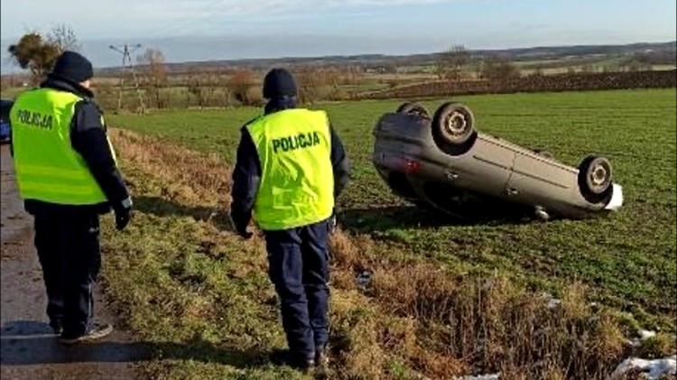 Powiat sztumski. Wpadł w poślizg i dachował – kierowca osobówki trafił do szpitala.