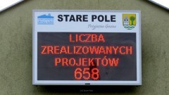 Stare Pole. Nowa tablica informacyjna na budynku Urzędu Gminy.