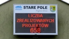 Stare Pole. Nowa tablica informacyjna na budynku Urzędu Gminy.