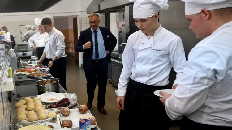 Nowy Dwór Gdański. Wielkie pączkobranie w Zespole Szkół.