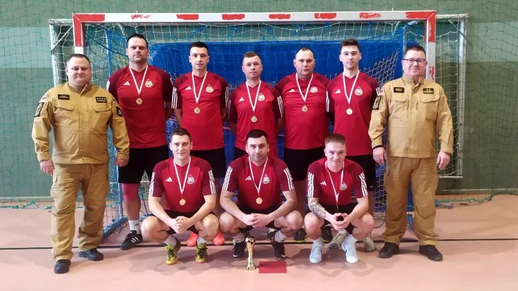 Strażacy z Nowego Dworu Gdańskiego najlepsi w halowej piłce nożnej&#8230;