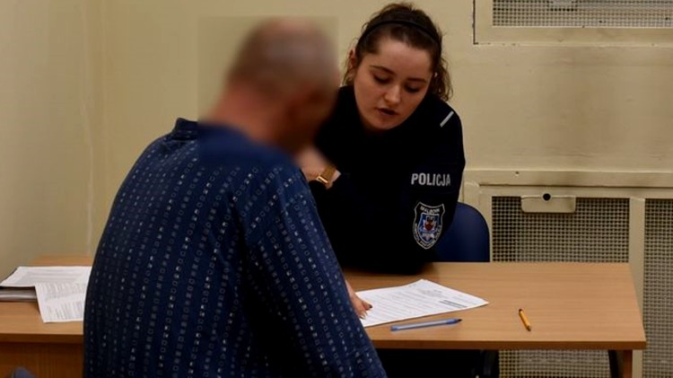 Malbork. Zaatakował sprzedawczynię, ukradł pieniądze i srebrne łańcuszki…