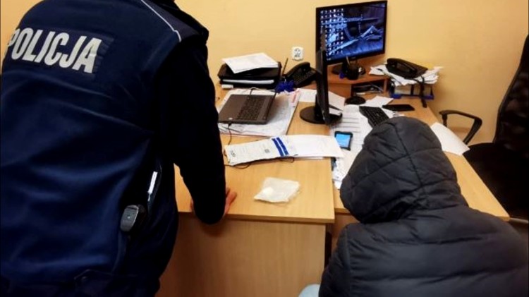 Dzierzgoń. Miał przy sobie narkotyki – grozi mu do 3 lat więzienia.