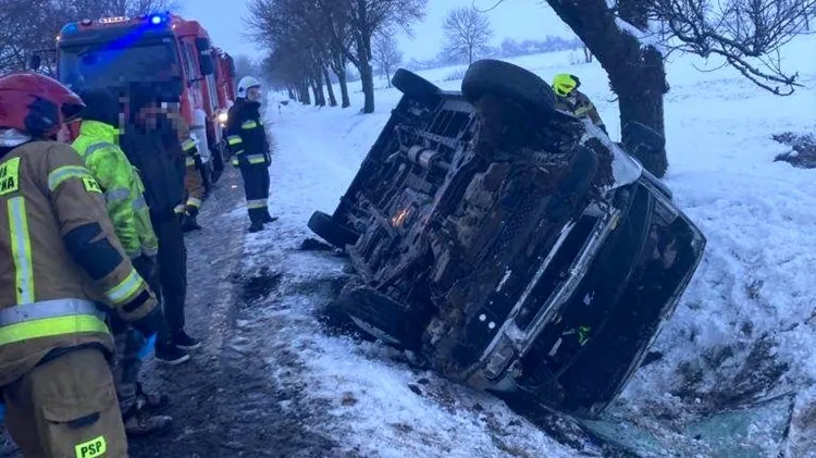 DK55. Bus w rowie w Dębinie – 4 osoby w szpitalu.