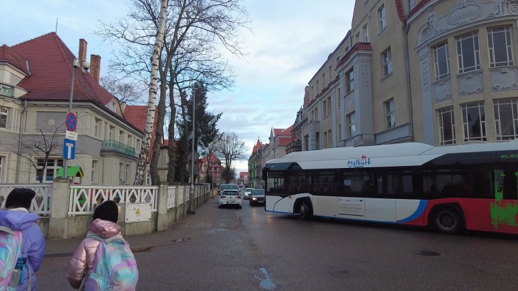 Malbork. Problem z parkowaniem na ul. 17 Marca. Dochodzi do uszkodzeń…