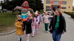 Miłoradz. Uczniowie ZSiP powitali wiosnę w tradycyjny sposób.