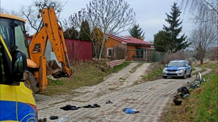 Powiat sztumski. Rowerzysta w ciężkim stanie trafił do szpitala po zderzeniu z koparką.