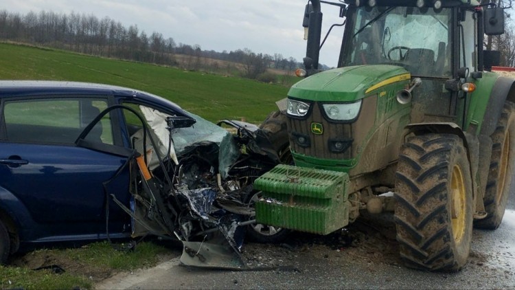 Powiat sztumski. Kierowca osobówki przetransportowany LPR do szpitala po zderzeniu z ciągnikiem.