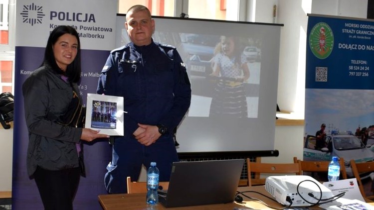 Malbork. Policjanci na Targach Pracy zachęcali do wstąpienia w ich szeregi.
