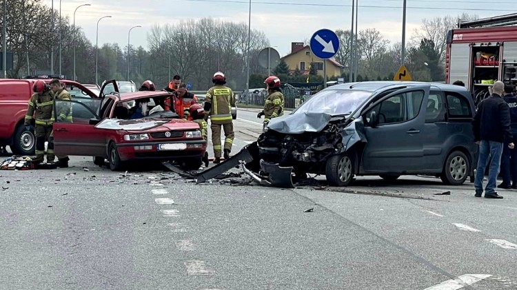 Powiat nowodworski. Trzy osoby poszkodowane w zderzeniu pojazdów osobowych w Solnicy.