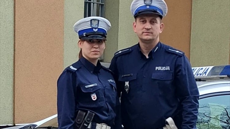 Sztum. Policjanci eskortowali samochód z rannym 85-latkiem.