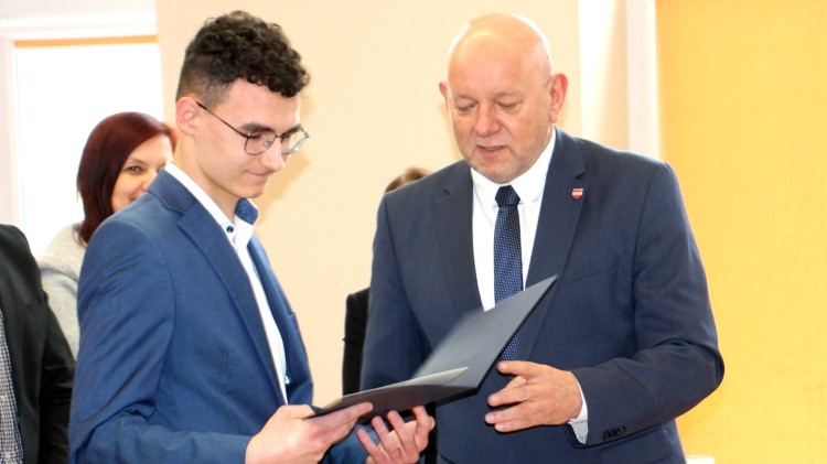Sztum. Zwycięzca wojewódzkiego konkursu Paweł Świderski doceniony przez Starostę.
