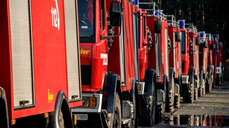 Nowy Dwór Gdański. Parada wozów strażackich ulicami miasta.