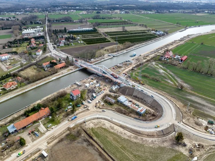 Most w Nowakowie po próbach obciążeniowych. Etap II budowy drogi wodnej&#8230;