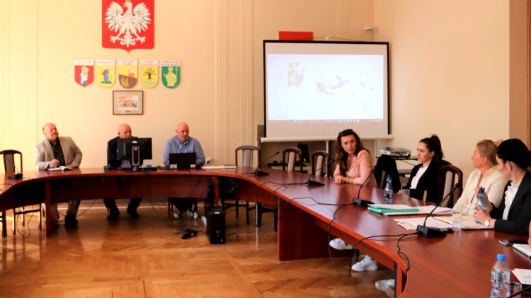Powiat sztumski. Spotkanie Powiatowego Zespołu Zarządzania Kryzysowego w sprawie zagrożenia ptasią grypą.