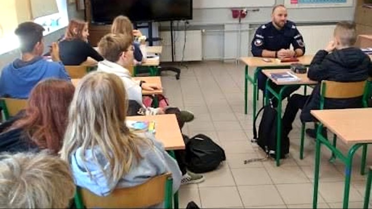 Sztum. Odpowiedzialność prawna nieletnich – spotkanie policjantów z uczniami.