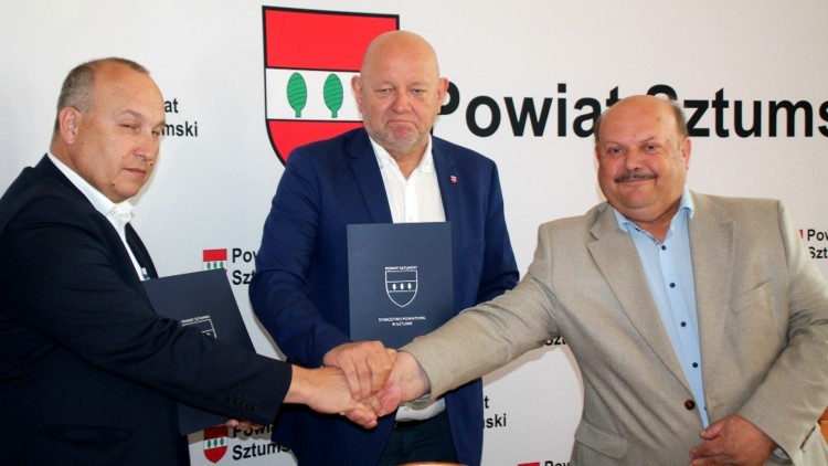 Powiat sztumski. Droga w Szropach zostanie przebudowana – podpisano umowę.
