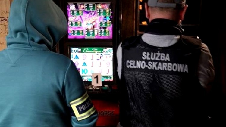 Powiat sztumski. Funkcjonariusze zabezpieczyli nielegalne automaty do gier i narkotyki.