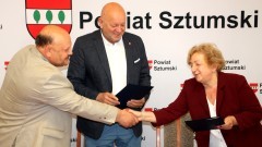 Sztum. Słoneczne Dachy – strażacy będą mieli panele fotowoltaiczne. Podpisano stosowną umowę.