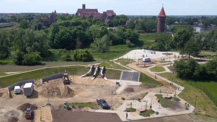 Malbork. Zobacz, jakie atrakcje zamontowano na terenie Centralnego Placu Zabaw. Wideo z drona - 31.05.2023