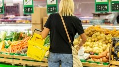 Kolejny miesiąc z rzędu spada dynamika wzrostu cen. Jednak w sklepach nie widać, żeby było taniej.