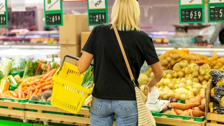 Kolejny miesiąc z rzędu spada dynamika wzrostu cen. Jednak w sklepach nie widać, żeby było taniej.
