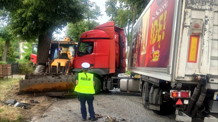 Dzierzgoń. Ciężarówka zderzyła się z koparką.