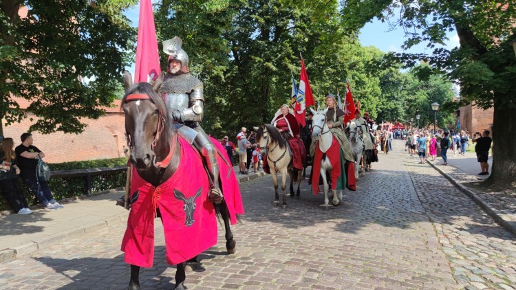 Uczestnicy Oblężenia 2023 przemaszerowali przez Malbork. Zobacz średniowieczny korowód [foto, wideo]