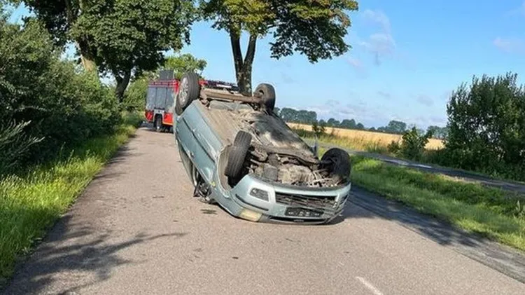 Lichnowy. Zaśnięcie kierującej prawdopodobną przyczyną dachowania&#8230;