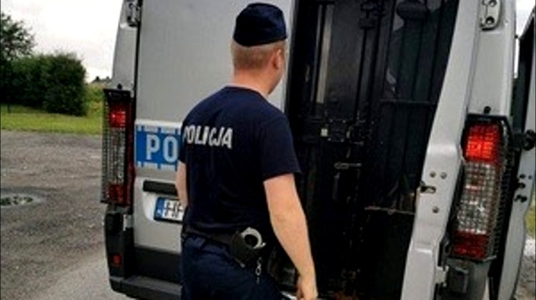 Powiat sztumski. Wybił szyby, uszkodził drzwi i groził właścicielce domu.