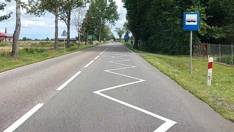 Dlaczego podczas remontów dróg krajowych nie buduje się nowych zatoczek autobusowych?