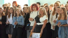 Malbork. Prawie 720 uczniów rozpoczyna naukę w II LO – inauguracja nowego roku szkolnego 2023/2024.  Wideo i zdjęcia