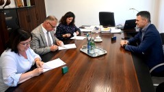 Powiat nowodworski. Kolejne drogi powiatowe zostaną przebudowane – podpisano umowę.