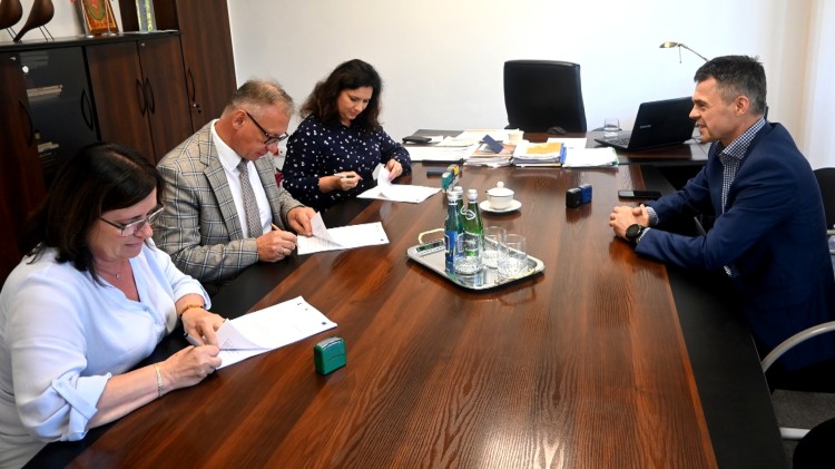 Powiat nowodworski. Kolejne drogi powiatowe zostaną przebudowane – podpisano umowę.