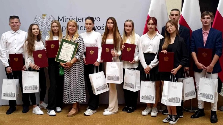 Nowy Dwór Gdański. Uczniowie LO odebrali tytuł laureata ogólnopolskiego konkursu.