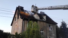 Powiat elbląski. Dramat w Jegłowniku - kobieta z dziećmi wyskoczyła z okna palącego się budynku.
