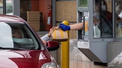 Wakacje dla fast foodów i pizzerii nie były zbyt łaskawe. Klienci bywali w nich rzadziej i krócej [ANALIZA]