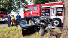 Powiat sztumski. Osobówka uderzyła w drzewo – pasażerka trafiła do szpitala.