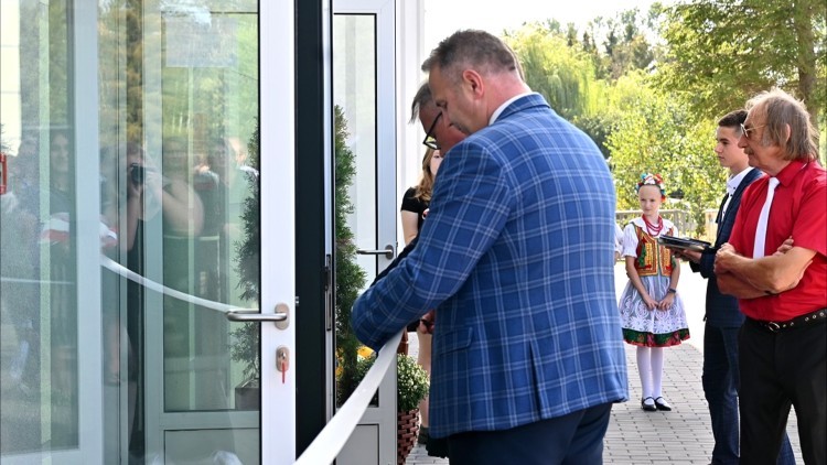 Powiat nowodworski. Uroczyste otwarcie hali sportowej w Drewnicy.