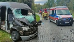 Dzierzgoń. Zderzenie samochodu kurierskiego z ciężarówką – kierowca bez uprawnień. 